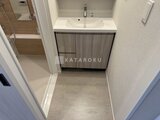 パークアクシス住吉ガーデンスクエア 洗面化粧台と浴室入口が並ぶコンパクトな洗面脱衣室