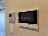 パークアクシス住吉ガーデンスクエア 落ち着いた色合いの壁に設置されたモニター付きインターホンと給