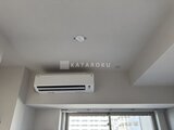 パークアクシス住吉ガーデンスクエア エアコンが設置された落ち着いた印象の室内と窓からの採光