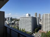 パークアクシス住吉ガーデンスクエア バルコニーから見た都市風景と周辺建物群の様子