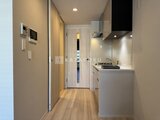 パークアクシス住吉ガーデンスクエア 明るいキッチンと廊下が一体的に見える開放感のあるスペース