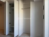 パークアクシス住吉ガーデンスクエア 白い建具の開放的なクローゼットと収納スペース