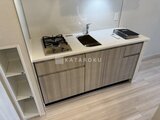 パークアクシス住吉ガーデンスクエア ガスコンロとシンク付きのモダンなキッチン空間