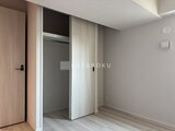 パークアクシス住吉ガーデンスクエア 開放的なクローゼットと落ち着いた色合いの洋室