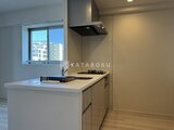 パークアクシス住吉ガーデンスクエア 明るい採光の対面キッチンと窓からの都市風景