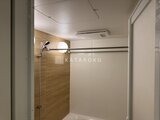 パークアクシス住吉ガーデンスクエア 木目調パネルと白い壁面で統一された浴室シャワーブース