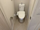 パークアクシス住吉ガーデンスクエア 温白色を基調とした落ち着いた印象のトイレ空間
