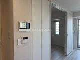 パークアクシス住吉ガーデンスクエア 玄関から見たモダンな廊下とシューズボックス、インターホン付き