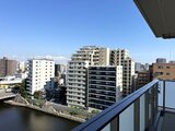 パークアクシス住吉ガーデンスクエア バルコニーから見た河川沿いの開放的な街並み風景