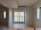 パークアクシス住吉ガーデンスクエア 明るい採光が入るリビングダイニングと左手の洋室への開放的な間