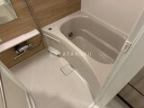 パークアクシス住吉ガーデンスクエア ゆとりのあるバスルーム、白を基調とした浴槽と洗い場