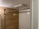 パークアクシス住吉ガーデンスクエア 木目調パネルと白いタイルを使った浴室の様子