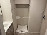 パークアクシス住吉ガーデンスクエア 洗面台と洗濯機置き場がコンパクトにまとまった洗面脱衣室