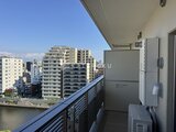 パークアクシス住吉ガーデンスクエア 開放的なバルコニーから都市景観を眺める様子