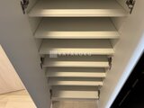 パークアクシス住吉ガーデンスクエア 収納たっぷりのクローゼット内部、複数の棚が整列した様子
