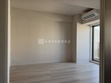 パークアクシス住吉ガーデンスクエア 明るい印象の洋室とバルコニーへ繋がる窓