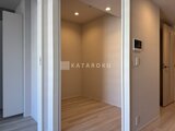 パークアクシス住吉ガーデンスクエア 白を基調とした開口部から見た、落ち着いた色合いのリビングダイ
