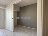 パークアクシス住吉ガーデンスクエア 落ち着いた色合いの寝室と開放的なリビングダイニング空間