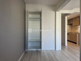 パークアクシス住吉ガーデンスクエア 明るいリビングに大型の洗練されたクローゼットが備わった空間