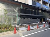 ザ・パークハビオSOHO新宿御苑 建設中の外観で、モダンな黒基調のファサードと緑化スペースが見