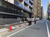 ザ・パークハビオSOHO新宿御苑 前面道路から見た建物エントランス周辺の外観