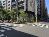 ザ・パークハビオSOHO新宿御苑 街路樹が緑あふれる道路から見た建物の外観と1階店舗