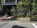 ザ・パークハビオSOHO新宿御苑 緑に囲まれたモダンな建物のエントランス周辺の様子