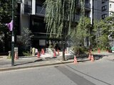 ザ・パークハビオSOHO新宿御苑 前面道路から見た建物とエントランス周辺の様子