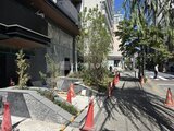 ザ・パークハビオSOHO新宿御苑 建物エントランス前のオープンスペースと緑に囲まれた開放的な街