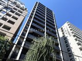 ザ・パークハビオSOHO新宿御苑 青空を背景に建つモダンな高層マンションの外観