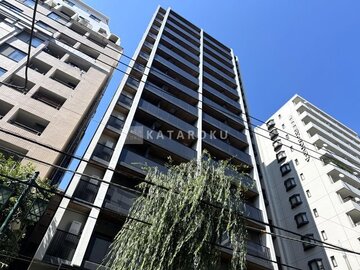 ザ・パークハビオSOHO新宿御苑 青空を背景に建つモダンな高層マンションの外観