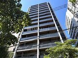 ザ・パークハビオSOHO新宿御苑 青空を背景に新緑に囲まれたモダンな高層マンションの外観