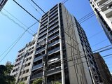 ザ・パークハビオSOHO新宿御苑 下から見上げた清潔感のある鉄筋コンクリート造の建物外観