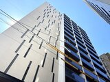ザ・パークハビオSOHO新宿御苑 青空を背景にした、モダンなデザインの建物外観