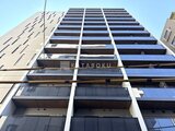 ザ・パークハビオSOHO新宿御苑 下から見上げた建物の立面と規則的に配置されたバルコニー