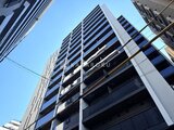 ザ・パークハビオSOHO新宿御苑 空が透き通る日中に下から見上げた建物の外観