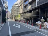 ザ・パークハビオSOHO新宿御苑 前面道路から見た建物エントランスと周辺街並みの様子