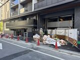 ザ・パークハビオSOHO新宿御苑 建設中のエントランスと前面道路の様子