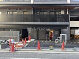 ザ・パークハビオSOHO新宿御苑 建設工事中のエントランス前、安全柵と警告コーンで囲まれた外観