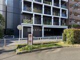 ES-Grande錦糸町ザ・クラス モダンなデザインの建物外観と駐車場入口の様子