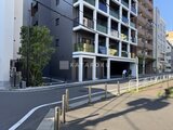 ES-Grande錦糸町ザ・クラス 前面道路から見たモダンな外観と開放的なエントランス空間