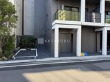 ES-Grande錦糸町ザ・クラス 前面道路から見たモダンな建物のエントランスと駐車スペース