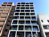 ES-Grande錦糸町ザ・クラス 晴天下で見る建物の外観、モダンなバルコニー設計の全景