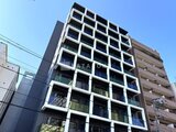 ES-Grande錦糸町ザ・クラス モダンなデザインの建物外観を前面道路から見た様子