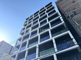 ES-Grande錦糸町ザ・クラス 青空を背景に見上げた、モダンな外観の建物の様子