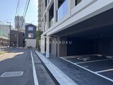 ES-Grande錦糸町ザ・クラス 建物エントランス前の広々とした駐車場と街並みの様子