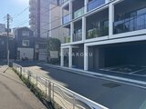 ES-Grande錦糸町ザ・クラス モダンな外観のマンション側から見たアプローチと駐車場入口
