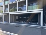 ES-Grande錦糸町ザ・クラス 道路からの視点で見た建物の駐車場と上階の住戸の様子