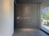 ES-Grande錦糸町ザ・クラス モダンなタイル壁が特徴的な共用部の廊下空間