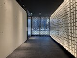 ES-Grande錦糸町ザ・クラス 幾何学模様のスクリーンから光が入るモダンな共用通路